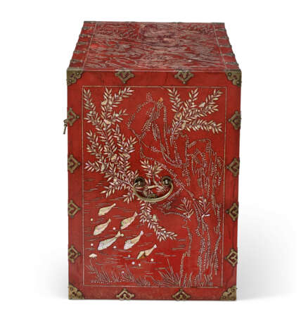 A MOTHER-OF-PEARL INLAID RED LACQUER STORAGE CHEST - фото 5