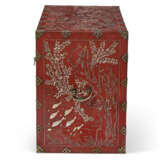 A MOTHER-OF-PEARL INLAID RED LACQUER STORAGE CHEST - Foto 5