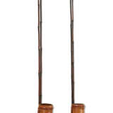 A PAIR OF BAMBOO HANGING VASES WITH RODS - фото 2