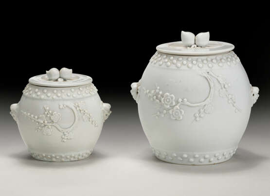 TWO DEHUA DRUM-FORM MOLDED JARS AND COVERS - photo 1