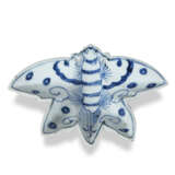 A BLUE AND WHITE BUTTERFLY-SHAPED DISH - photo 2