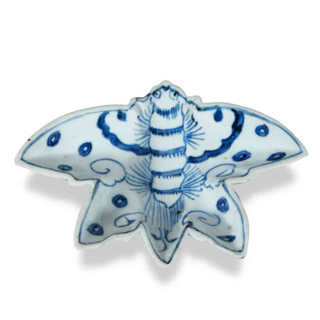 A BLUE AND WHITE BUTTERFLY-SHAPED DISH - Foto 2