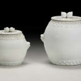 TWO DEHUA DRUM-FORM MOLDED JARS AND COVERS - Foto 2