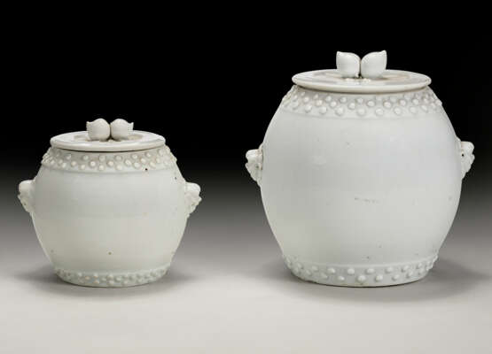 TWO DEHUA DRUM-FORM MOLDED JARS AND COVERS - фото 2