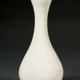 A DEHUA 'GARLIC-MOUTH' VASE - Foto 1