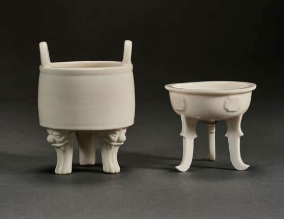 TWO DEHUA TRIPOD CENSERS - photo 2