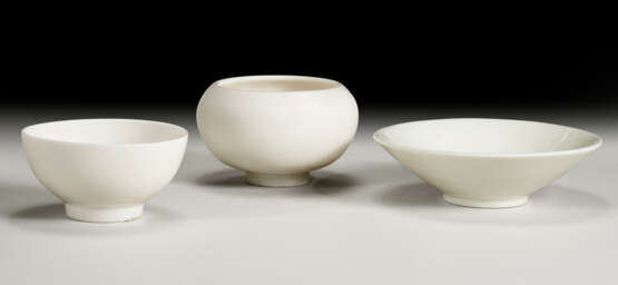 THREE DEHUA BOWLS - Foto 1