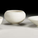 THREE DEHUA BOWLS - Foto 1