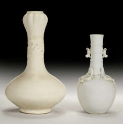 A WHITE CRACKLE-GLAZED ‘DRAGON’ 'GARLIC-MOUTH' VASE