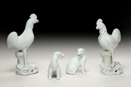 A PAIR OF DEHUA FIGURES OF ROOSTERS AND A PAIR OF WHITE-GLAZED FIGURES OF HOUNDS - фото 2