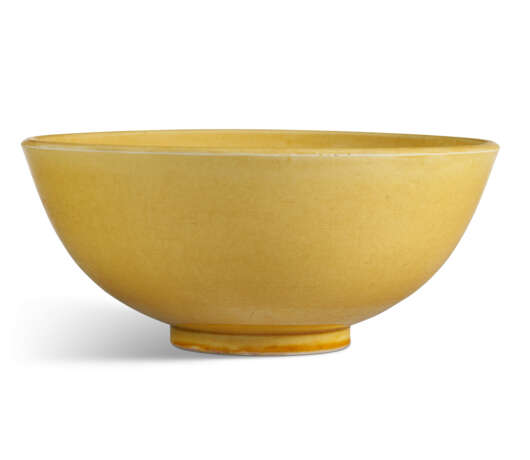 A YELLOW-GLAZED BOWL - фото 1