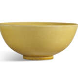 A YELLOW-GLAZED BOWL - Foto 1