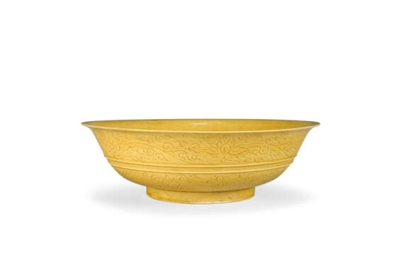 AN INCISED YELLOW-GLAZED SHALLOW BOWL - photo 1