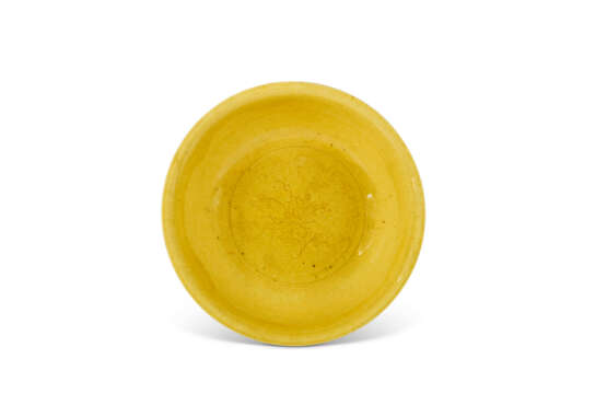 AN INCISED YELLOW-GLAZED SHALLOW BOWL - Foto 2