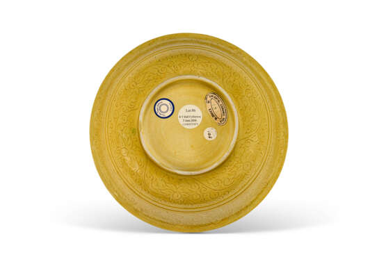 AN INCISED YELLOW-GLAZED SHALLOW BOWL - Foto 3