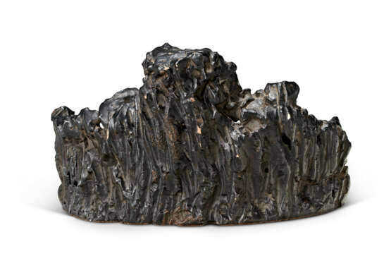 A BLACKISH-BROWN-GLAZED MODEL OF A SCHOLAR'S ROCK - Foto 2