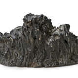 A BLACKISH-BROWN-GLAZED MODEL OF A SCHOLAR'S ROCK - Foto 2