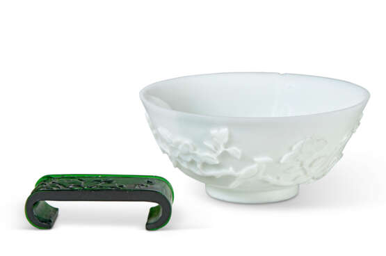 A CARVED WHITE GLASS BOWL - photo 1