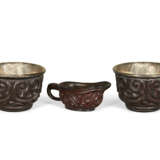 A PAIR OF SILVER-LINED TIXI LACQUER CUPS AND A TIXI LACQUER POURING VESSEL - Foto 1