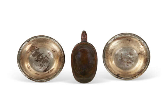 A PAIR OF SILVER-LINED TIXI LACQUER CUPS AND A TIXI LACQUER POURING VESSEL - Foto 2