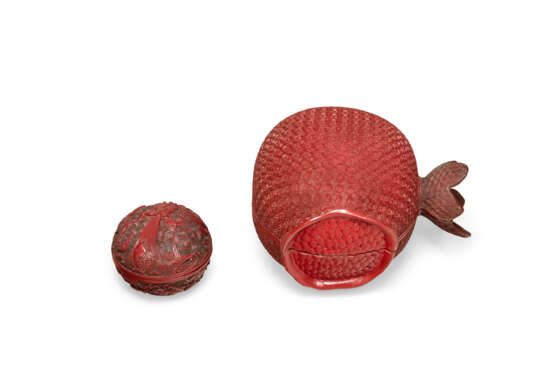 TWO CARVED RED LACQUER BOXES AND COVERS - фото 1