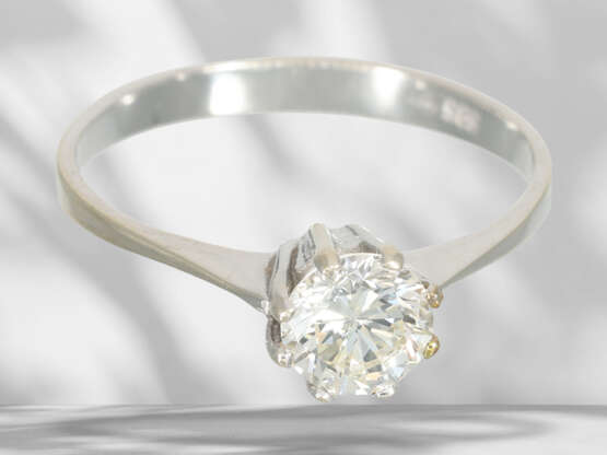 White gold solitaire/brilliant-cut diamond ring, beautiful b… - фото 3