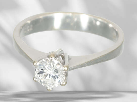 Ring: vintage solitaire brilliant-cut diamond ring, beautifu… - фото 2