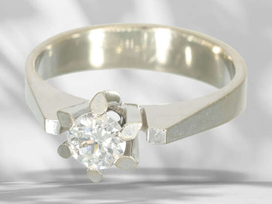 Ring: white gold brilliant-cut diamond solitaire ring, brill… - фото 3