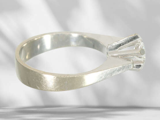 Ring: white gold brilliant-cut diamond solitaire ring, brill… - фото 4