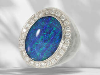 Ring: Weißgoldener, sehr großer und dekorativer Opal-Brillan…