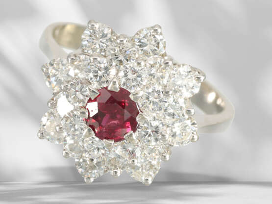 Ring: beautiful vintage ruby/brilliant-cut diamond flower ri… - photo 1