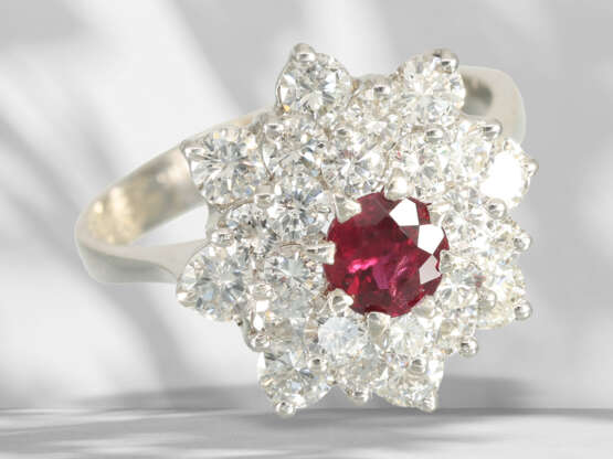Ring: beautiful vintage ruby/brilliant-cut diamond flower ri… - фото 3