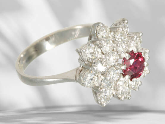 Ring: sehr schöner vintage Rubin/Brillant-Blütenring, ca. 2,… - Foto 4