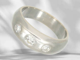 Ring: weißgoldener, sehr solide gefertigter Bandring mit Bri…