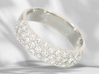 Ring: high-quality platinum ring set with brilliant-cut diam…