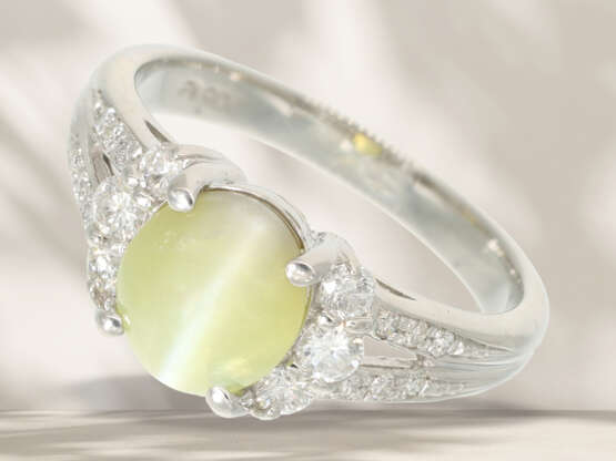 Ring: modern platinum ring with green cat's eye chrysoberyl … - фото 1