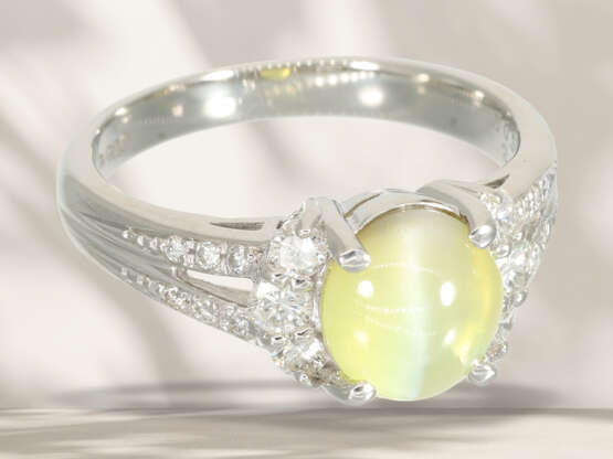 Ring: modern platinum ring with green cat's eye chrysoberyl … - photo 2