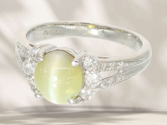 Ring: modern platinum ring with green cat's eye chrysoberyl … - фото 4