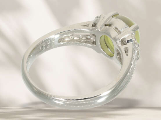 Ring: modern platinum ring with green cat's eye chrysoberyl … - фото 5