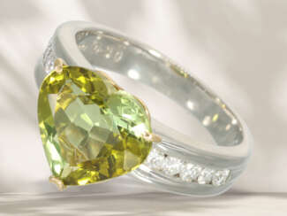 Ring: moderner Platinring mit großem grünen Sphen(Titanit) u…