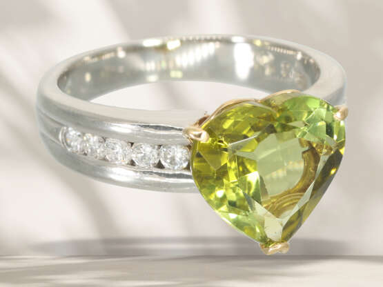 Ring: modern platinum ring with large green sphene (titanite… - фото 2