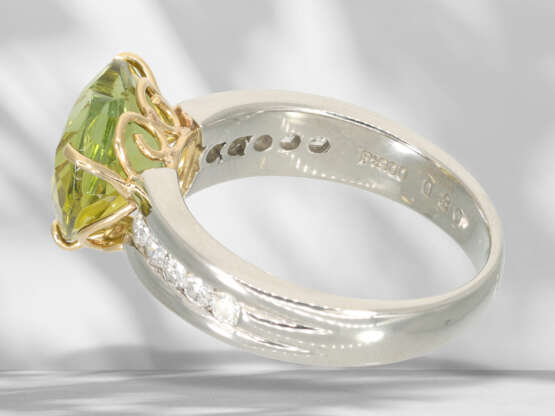 Ring: modern platinum ring with large green sphene (titanite… - фото 6