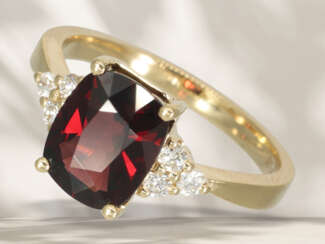 Ring: Moderner, neuwertiger Goldschmiedering mit schönem rot…