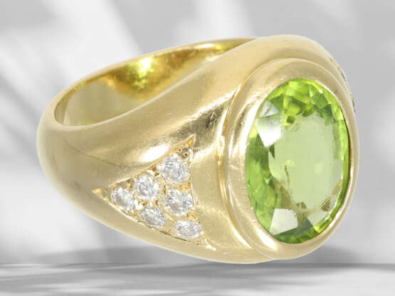Ring: solid vintage gold ring with peridot and small brillia… - photo 3