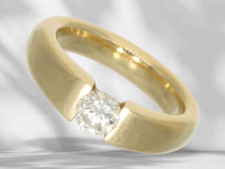 Ring: massiver goldener Brillant-Goldschmiedering in Spannri…