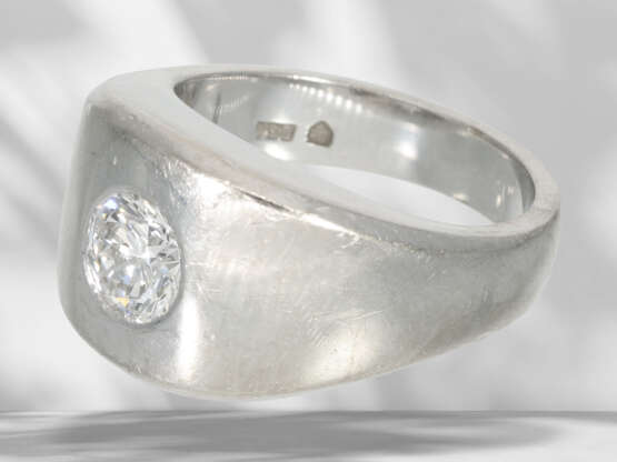 Ring: solid and heavy solitaire brilliant-cut diamond gold r… - photo 2