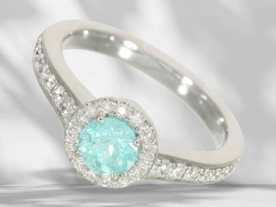 Ring: modern brilliant-cut diamond ring with rare Paraiba to… - фото 1