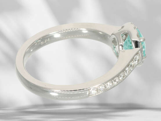 Ring: modern brilliant-cut diamond ring with rare Paraiba to… - фото 5