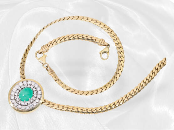 High-quality gold necklace with large emerald/brilliant-cut … - photo 4