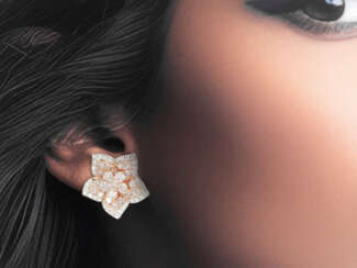 Ohrringe: Moderne Diamant Blüten-Ohrstecker mit pinken und w…
